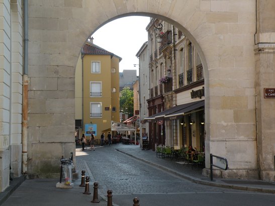  arc séparant la place de la Carrière et la place Vaudemont